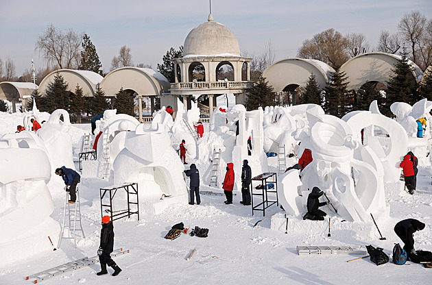 OBRAZEM: Sněhové sochy i koupel v ledové vodě. Legendární festival žije