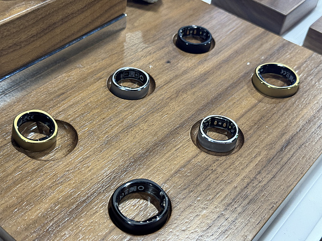 Příští velká věc? Místo náramků chytré prsteny, některé hlídají i cyklus