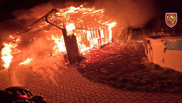 Hasiči likvidovali požár garáže v Karviné, oheň způsobil škodu za tři miliony