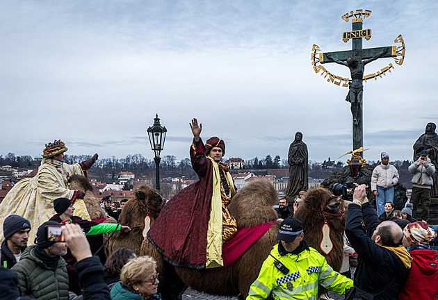 Prahou projel Tříkrálový průvod s velbloudy, arcibiskup požehnal koledníkům