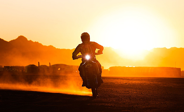 Michek se na Dakaru posunul do první desítky, vede Američan Brabec