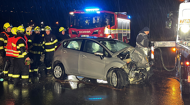 Na Rakovnicku havaroval senior. Narazil do nákladního auta, na místě zemřel