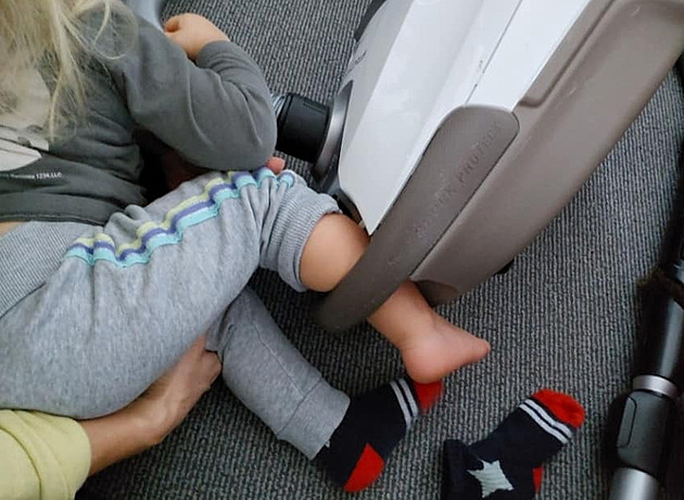 Chlapci se zasekla noha v držadle vysavače, pomohli hasiči a olivový olej