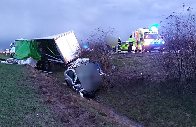 Řidič zemřel při střetu s kamionem, zásah záchranářů komplikoval déšť a vichr