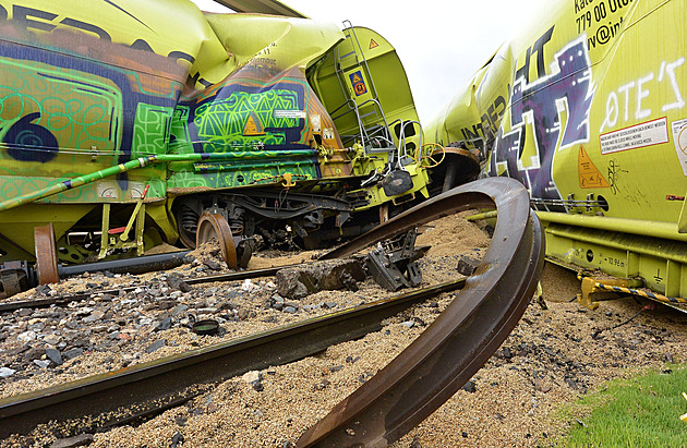 Obří nůžky začaly likvidovat zničené vagony po nehodě v České Třebové