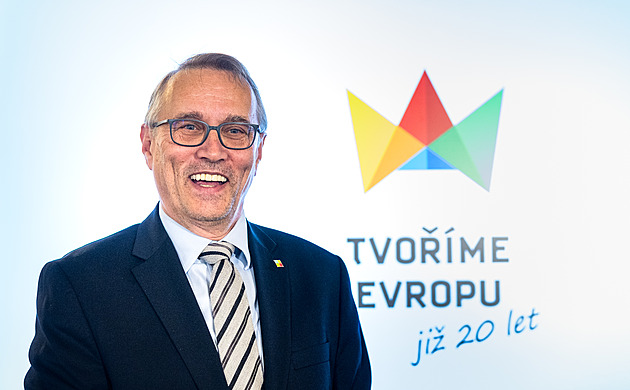 Osm trojúhelníků a slogan Tvoříme Evropu, Dvořák ukázal logo k výročí Česka v EU