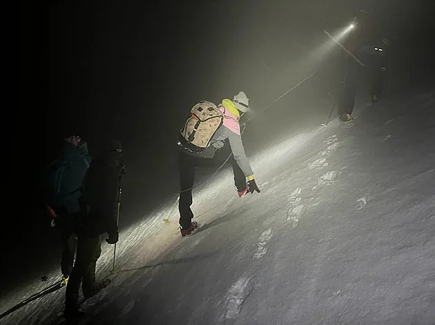 Turista v teniskách uvázl na zledovatělém hřebenu Krkonoš, pomohli záchranáři