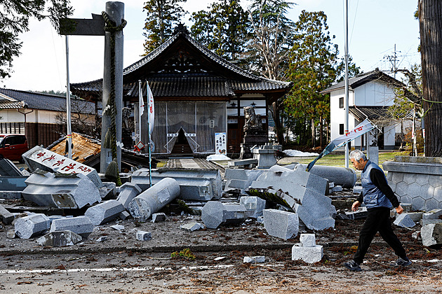 Počet obětí zemětřesení v Japonsku stále roste. Už jich je přes třicet