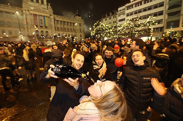 Česko vstoupilo do roku 2024. Tisíce lidí slavily v Praze, nechyběla pyrotechnika