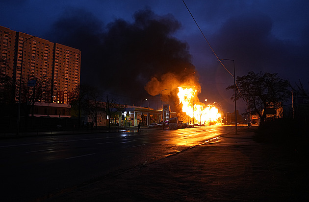Výbuchy na ukrajinsko-polské hranici: hoří benzinka, pod útokem je i železnice