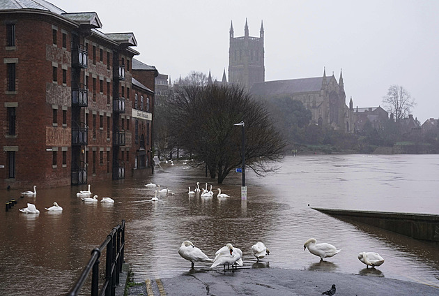 Británii a Francii sužují záplavy a vítr. Doprava stojí, lidé jsou bez proudu
