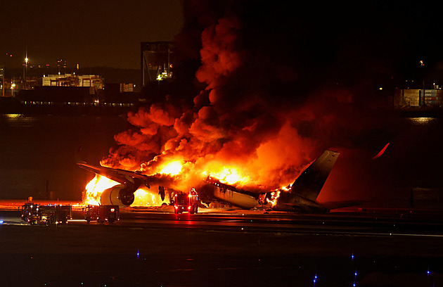 Jako zázrak. Z hořícího letadla v Tokiu se zachránilo všech 379 lidí