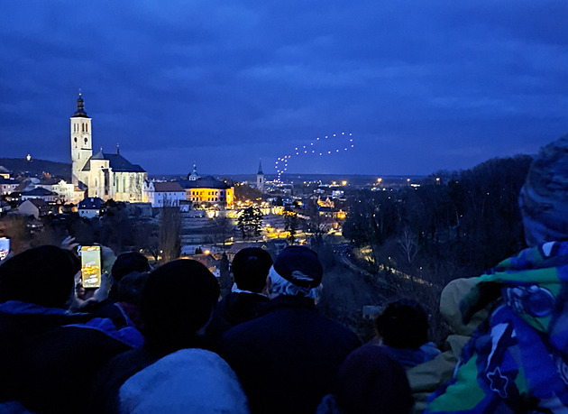 Propadák, hodnotí lidé dronovou show. Zkazilo ji špatné počasí, hájí se město