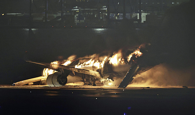 Myslel jsem, že umřu, všude byl kouř. Pasažéři líčí záchranu z letadla v Tokiu