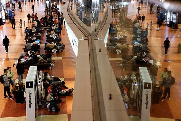 Vyšetřování srážky v Tokiu: piloti před přistáním další stroj na ranveji neviděli