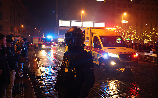 Opilec zemřel pod bagrem. Novoroční oslavy jinak byly podle policie klidné