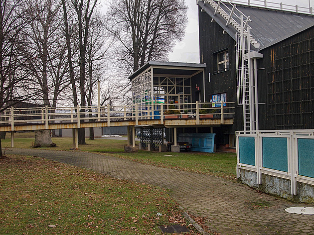 Bazén v Šumperku byl snad prokletý. Dnes konečně dělá všem radost