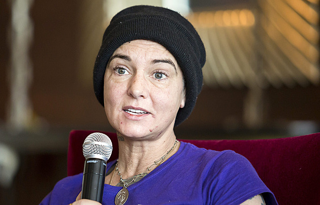 Koroner po měsících promluvil o smrti zpěvačky Sinéad O’Connorové