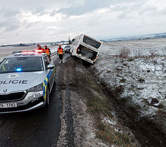 U Napajedel na Zlínsku havaroval autobus. Lidé se ven dostali oknem