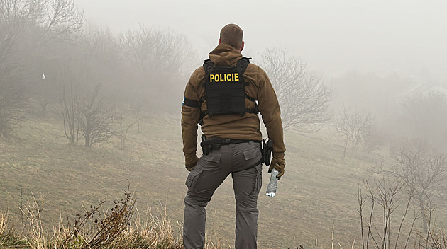 Policisté pročesávali pražský lesopark. Nasadili i kamion z vraždy v Klánovicích