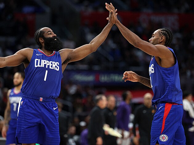James Harden (1) a Kawhi Leonard se raduj z spchu Los Angeles Clippers.