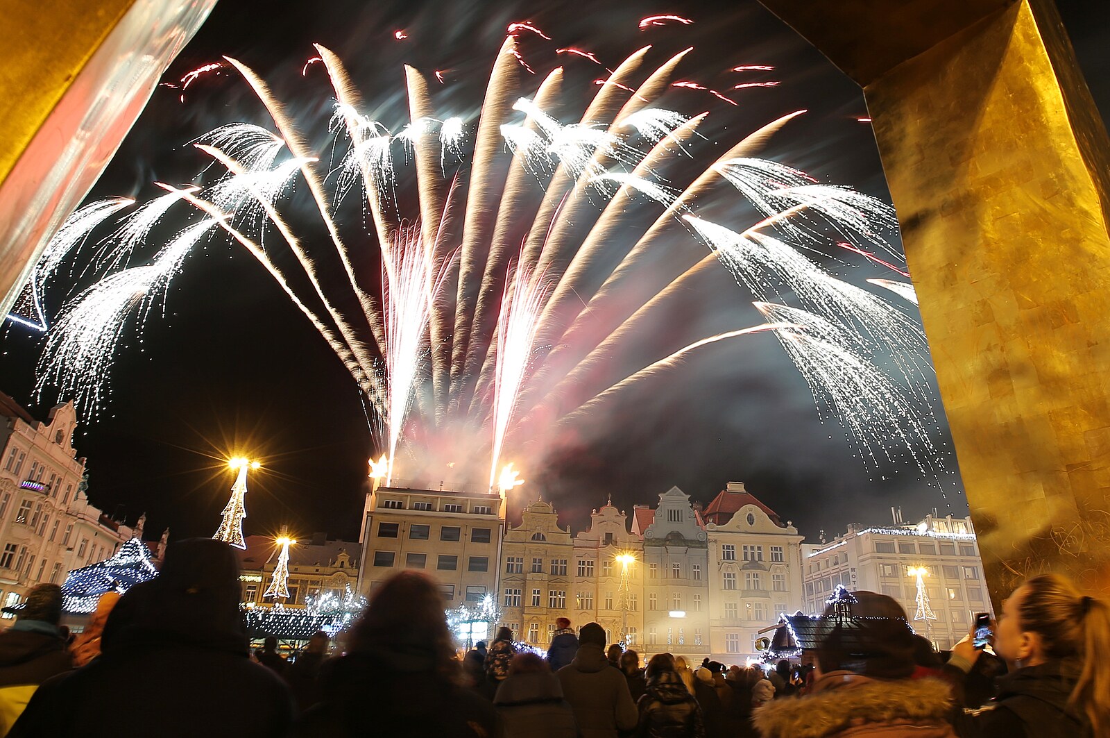 Novoroční ohňostroje ruší jedno město za druhým, i kvůli včelám
