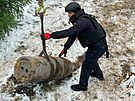 Kyjev. Ukrajinský pyrotechnik odklízí nevybuchlou ruskou stelu Kinal. (5....