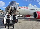 Olomoutí fotbalisté vystupují z letadla na Malt.