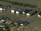 Británii suují záplavy i vítr, lidé jsou bez proudu