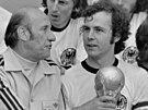 Franz Beckenbauer jako kapitán fotbalových mistr svta a trenér Helmut Schön...
