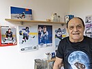 Milan Barto� ve sv� pracovn�. Zdob� ji fotografie jeho nad�jn�ch hokejov�ch...