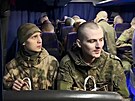 Rutí válení zajatci v autobusu na rusko-ukrajinské státní hranici v...
