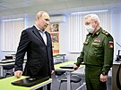 Ruský prezident Vladimir Putin hovoí s námstkem ministra obrany Nikolajem...