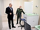 Ruský prezident Vladimir Putin hovoí s námstkem ministra obrany Nikolajem...