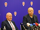 Nový trenér eské fotbalové reprezentace Ivan Haek (vlevo) na tiskové...