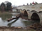 Hasii odstraovali naplaveniny od Svatojánského mostu v Litovli.