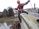 Hasi�i odstra�ovali naplaveniny od Svatoj�nsk�ho mostu v Litovli.