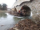 Hasi�i odstra�ovali naplaveniny od Svatoj�nsk�ho mostu v Litovli.