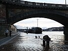 V Praze se kvli zvýené hladin Vltavy zavírají náplavky. (3. ledna 2024)
