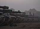 Izraeltí vojáci stojí na stee tanku v záloním prostoru na hranici mezi...