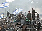 Izraeltí vojáci stojí na tancích u hranice mezi Izraelem a Gazou. (1. ledna...