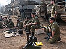 Izraeltí vojáci se shromaují u tank poblí hranice mezi Izraelem a Gazou....