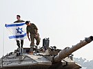 Izraelský voják drí izraelskou vlajku na tanku. (1. ledna 2024)