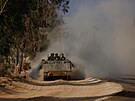 Izraelský obrnný transportér (APC) manévruje podél hranice s centrální ástí...