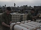Izraeltí vojáci z dlostelecké jednotky ukládají tankové granáty. (1. ledna...