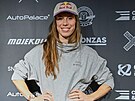 Snowboardcrossaka Eva Adamczykov pzuje fotografm na tiskov konferenci k...