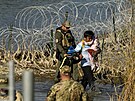 Migranti se snaí pekonat hranice z Mexika do Spojených stát amerických. (3....