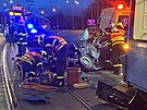 Vozidlo BMW bylo po n�razu do tramvaje siln� poni�eno, �idi� utrp�l smrteln�...