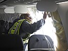 Vedoucí vyetovatel prohlíí oblast trupu Boeingu 737 MAX 9 Alaska Airlines....