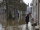 ena kráí zaplavenou ulicí na severu Francie, kde se vylila eka Aa. (4. ledna...